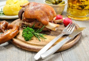 eisbein haxen essen in der remise